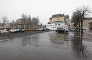 Parkierte Autos am Samstag hinter dem Hotel Europe an der Bahnhofstrasse in Engelberg. An dieser Stelle soll ein Luxushotel erbaut werden. (Bild: Philipp Schmidli / Neue LZ)