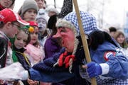 Am Fasnachstumzug vom Februar 2008: In der Letzi zeigen sich die Letzibuzäli von der besten Seite. (Archivbild Bruno A. Arnold/Neue UZ)