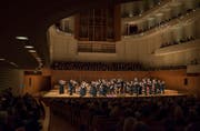 Die Zuschauerränge sing gut gefüllt beim Sinfoniekonzert 1 am 5. April. Teodor Currentzis dirigiert sein Orchester Musica Aeterna. (Bild: Priska Ketterer / Lucerne Festival)