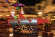 Wohin damit? «Wilde» Fasnächtler finden mit ihren Vehikeln nicht immer einen Platz zum Verweilen. (Bild: Philipp Schmidli (Luzern, 9. Februar 2016))