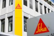 Logos am Hauptsitz von Sika in Baar. (Bild: Gaetan Bally/Keystone)