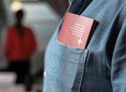 Den Schweizer Pass gibts in Obwalden auch künftig nur mit genügend guten Deutschkenntnissen – von Ausnahmen will die Regierung nun absehen.Bild: Christian Beutler/Keystone (Bild: Christian Beutler/Keystone)