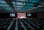 Eine volle Waldmannhalle am Montagabend in Baar bei der Generalversammlung der Raiffeisen Zug-Baar. (Bild: Maria Schmid (19. März 2018))