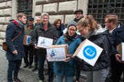 Initianten reichen ihr Begehren «Für eine hohe Bildungsqualität im Kanton Luzern» ein. (Bild: Dominik Wunderli (Luzern, 14. November 2016))