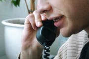 Am Telefon sollten niemals persönliche Daten an Unbekannte weitergegeben werden. (Symbolbild Neue LZ)