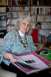 Margrit Peter (70) durchstöbert in ihrem Wohnzimmer alte Theaterplakate. (Bild Pius Amrein)