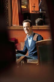 Die Lebensfreude sieht man ihm an: Fabian Meier (33) in einer Bar in der Stadt Luzern. (Bild Dominik Wunderli)