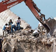 US-Soldaten suchen nach Überlebenden: Ein mit mehr als 6000 Kilogramm Sprengstoff beladener Lastwagen war ins Hauptquartier der Marines in Beirut gefahren. (Bild: Peter Charlesworth/Getty (24. Oktober 1983))