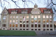 Transparente hängen am Montagmorgen am Maihof-Schulhaus. (Bild: Ramona Geiger / Neue LZ)