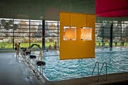 Nach der Sommerrevision öffnet das Hallenbad Mooshüsli zeitiger, als geplant. (Bild: Pius Amrein / Neue LZ)