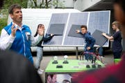 Valentin Rast erklärt den Schülern, wie die Solaranlage funktioniert. (Bild Corinne Glanzmann)