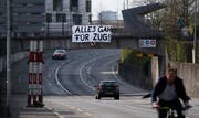 Ein beschwörendes Transparent an der alten Eisenbahnbrücke über die General-Guisan-Strasse. (Bild: Stefan Kaiser/ZZ, 6. April, Zug)
