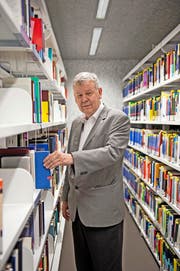 Philosoph Rafael Ferber, hier in der Bibliothek der Universität Luzern, doziert hier seit der Gründung der Uni im Jahr 2000. (Bild Dominik Wunderli)