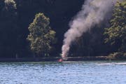 Das Motorboot bei Kastanienbaum gerät in Brand. (Bild: Leserbild Lukas Müller)