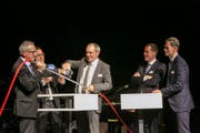 Robert Küng (Regierungsrat Kanton Luzern), Chris Keller (Moderator und Musiker von Chris & Mike), Martin Kaufmann (CEO Walter Meier AG), Silvan Meier (Verwaltungsratspräsident Walter Meier AG) und Martin Scholl, CEO der ZKB eröffnen das Dienstleistungs-Center. (Bild: PD)
