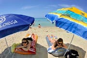 Diese Frauen geniessen ihre Sommerferien auf Mallorca - wohin zieht es Sie im Sommer? (Bild: Keystone Archiv / Joerg Koch)