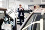 Bei der Übergabe eines Mietautos fotografiert man dieses am besten gleich, um später Diskussionen über angeblich neue Schäden zu vermeiden. (Bild: Getty)