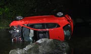 Die junge Frau fuhr mit ihrem Auto in den Bach. (Bild: Kapo Schwyz)