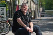 «Man kann gar nicht schnell genug bauen, um das Wachstum aufzufangen. Wäre das der Fall, wäre die A 1 heute zwölfspurig»: Mike Müller vor dem Zürcher Restaurant Markthalle. (Bild: Dominik Wunderli / Neue LZ)