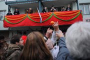 Die Orangenschlacht der Zunft zum Dünkelweiher. (Bild Boris Bürgisser/Neue LZ)