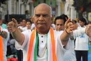 Der indische Politiker Ram Nath Kovind am internationalen Yoga-Tag in Neu-Delhi. (Bild: Rajat Gupta/EPA)