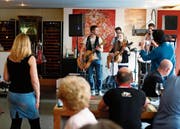 Die Acoustic Horse Riders – hier beim Auftritt im «Im Hof» – war einer der Live-Acts am Primavera-Festival in Zug. (Bild: Stefan Kaiser (31. März 2017))