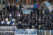 FCL-Fans unterstützen ihr Team im Fussball Super League Spiel zwischen dem FC Vaduz und dem FC Luzern am 13. August 2014 im Rheinpark Stadion in Vaduz. (Bild: Keystone)