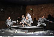 Im Sandkasten schlagen sogar die Sittenwächter über die Stränge (in der Mitte Madelaine Wibom als Lady Billows). (Bild: Luzerner Theater/Tanja Dorendorf)