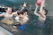 Solche Badefreuden sind erst wieder Ende Monat im Hallenbad Krauer möglich. (Bild: Neue LZ / Archiv)