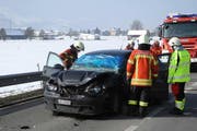 Die Rettungskräfte haben den Verletzten aus dem Auto geborgen. (Bild: Kapo Schwyz)