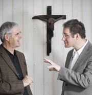 Diskutierten am Montag angeregt über Kruzifixe: Alt-Bundesgerichtspräsident Giusep Nay (links) und Michael Felder, Professor für Pastoraltheologie. (Bild: Manuela Jans/Neue LZ)