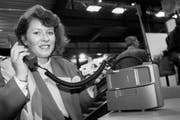 Eine Messehostess stellt das Mobiltelefon Natel-D des Schweizer Telekommunikationsunternehmens Ascom vor. (Bild: Patrick Aviolat/Keystone (9. Oktober 1991))