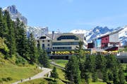 Das Berghotel Trübsee (links) und die Mittelstation des Titlis-Xpress. (Bild: PD)