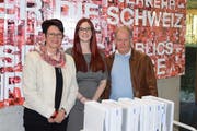 Am 29. April überbrachten Rita Baggenstos (links) und Herbert Trudel (beide im Verwaltungsrat der Luftseilbahn Kräbel - Rigi Scheidegg AG) die erforderlichen Unterlagen in 21-facher Ausführung an Jessica Koller vom Bundesamt für Verkehr. (Bild: PD)