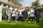 Gemeinsam mit Studenten wird der Spatenstich feierlich vollzogen (von links): Antti Rüegg, Architekt Metron Architektur AG; Dominik Utiger, Präsident Stiftung Bildung Gesundheit ; Reto Wyss, Regierungsrat und Vorstehender Bildungs- und Kulturdepartement; Jörg Meyer, Direktor HFGZ sowie Marco Borsotti, Präsident Baukommission und ZIGG