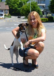 Der Luzerner TV-Star Sara Bachmann (37) mit ihrem Hündchen. (Bild: PD)