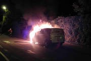 Das Taxi brannte komplett aus. (Bild: PD)