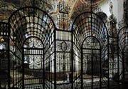 Das perspektivische Chorgitter in der Klosterkirche von Einsiedeln wurde von Pater Vinzenz Nussbaumer aus Oberägeri über zehn Jahre hinweg angefertigt. Es ist ein bedeutendes Beispiel barocker Schmiedekunst. (Bild: P. Bruno Greis, ©Kloster Einsiedeln)