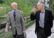 Zwei anerkannte Verkehrspolitiker: Alf Arnold (links) und Bundesrat Moritz Leuenberger, hier im Mai 2009 am Jubiläumsfest der Alpen-Initiative. (Bild Urs Hanhart/Neue UZ)