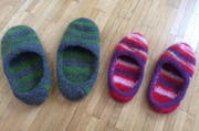 Gefilzt: warme Pantoffeln für kalte Wintertage. (Bild: Leserbild)