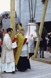 Josef Alois Beck, Propst des Chorherrenstifts St. Leodegar im Hof, weiht die fünf neuen Glocken für die Kirche St. Michael. Damals trug der Propst von St. Leodegar die gleichen Insignien wie ein Bischof: Mitra, Stab und Ring. (Bild: Pfarrei St. Michael)