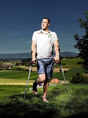 Erholt sich bei sich zu Hause in Alchenstorf von seiner Verletzung: der Berner Matthias Sempach. (Bild Philipp Rohner)