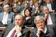 Betreten: Die Mitglieder der SVP-Fraktion trauen ihren Augen nicht. (Bild: Peter Klaunzer/Keystone)