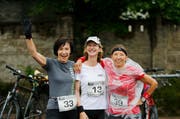 Sie jubeln im Ziel: Monika Weiss, Rita Bucher und Judith Märchy. (Bild: Stefan Kaiser)