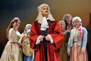 Peter Schaller in der Rolle des Senators Giorgio Testaccio. (Bild Remo Inderbitzin/Neue SZ)