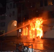 Das Restaurant Untertor stand lichterloh in Flammen. (Bild: Luzerner Polizei)