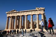 Touristen vor dem berühmten Parthenon in Athen. (Archivbild Keystone)