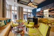 Der Loungebereich mit langem Sofa und vielen Kissen. (Bild: PD)