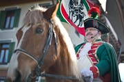 Hirsmändigbote Guido Bucher liest Sprüche. (Bild: Pius Amrein / Neue LZ)