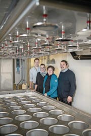 Von links: Elmar Lustenberger und Karin Schwegler steigen als Aktionäre bei der Napf-Chäsi ein. Sie ergänzen damit das Team um Lucia und Markus Stirnimann . (Bild: Pius Amrein (Luthern, 14. Dezember 2017))
